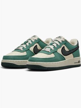 Nike Air Force 1 LV8 Sneaker
